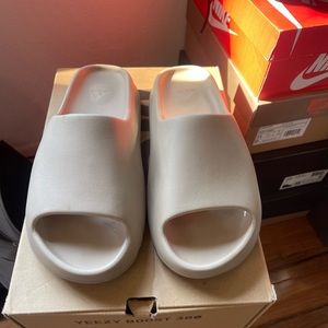 Yeezy slides “pure”